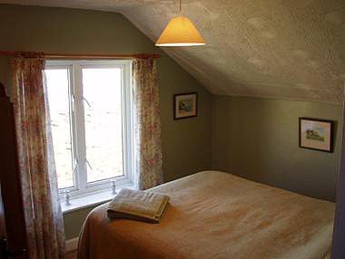 Twin bedroom with en-suite shower